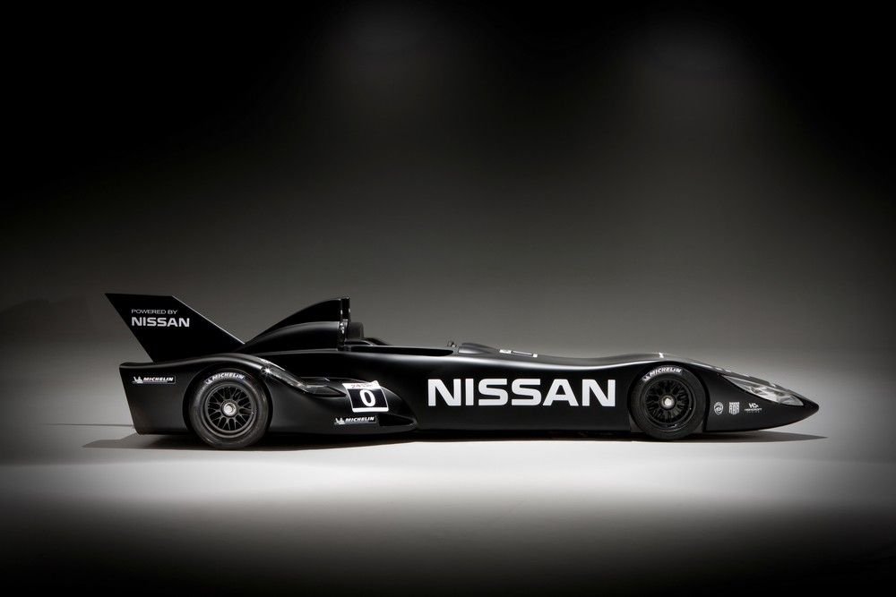 Batmobillal versenyez a Nissan 15