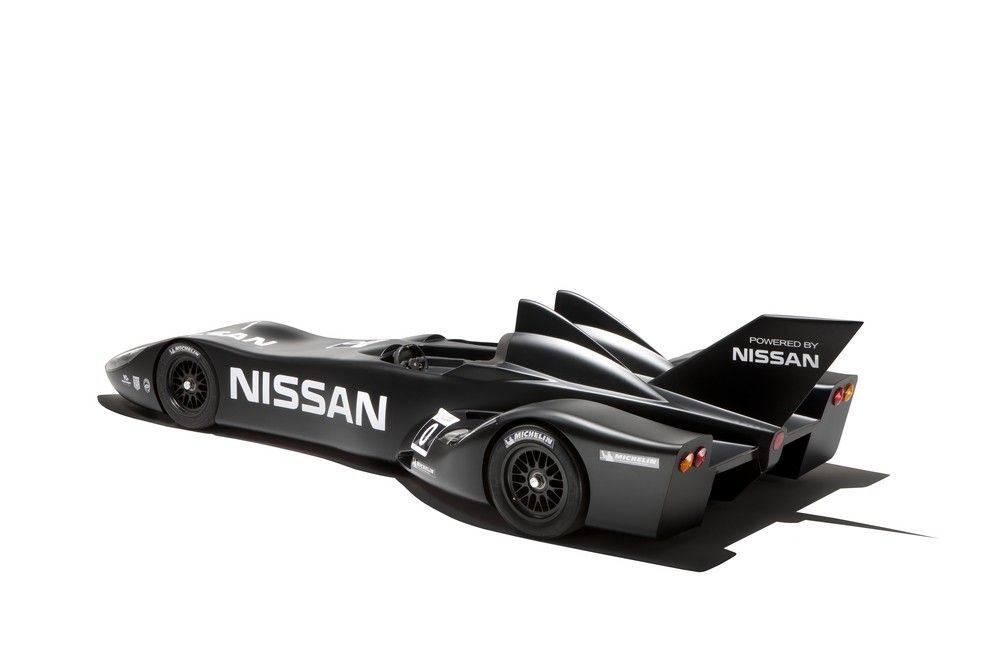 Batmobillal versenyez a Nissan 16