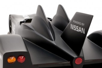 Batmobillal versenyez a Nissan