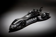 Batmobillal versenyez a Nissan 35