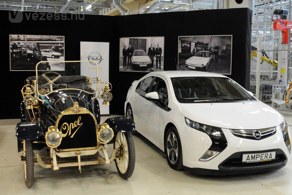Idén 150 éve alapította varrógép- és kerékpárgyárát Adam Opel. Autókat 1899 óta készít a cég. A mai ünnepségen ott volt a 100 éves Opel Puppchen és a 2012-es Év Autójának választott Ampera is