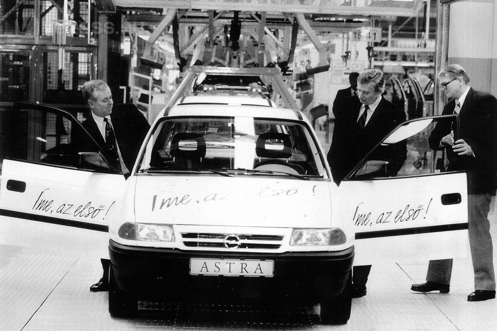 Antall József néhai miniszterelnök vezet, mellette Robert Eaton, a GM akkori európai elnöke száll be az első szentgotthárdi autóba