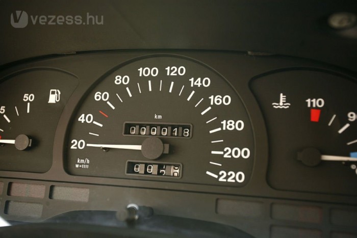 18 kilométerrel jött ki a 20 éves autó a Közlekedési Múzeumból, hogy a mai ünnepségre hazaguruljon szülőhelyre