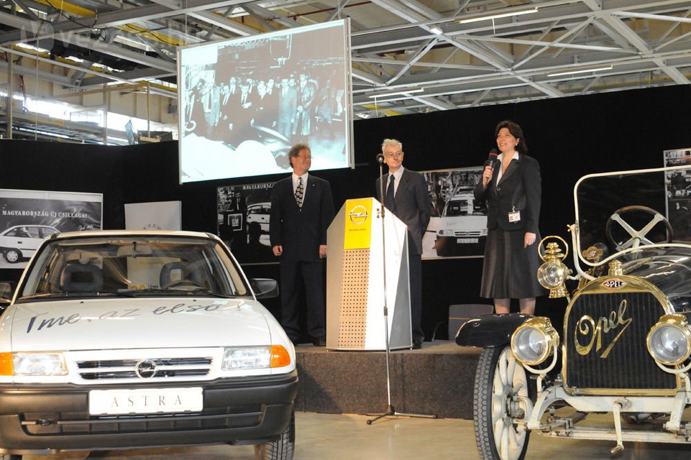 82-ik évében jár Ernst A Hoffman, a gyár első vezérigazgatója. Jobbján Dános András, az Opel Magyarország PR-igazgatója, balján Légrádi Edit, a szentgotthárdi gyár PR-vezetője áll a mai ünnepségen