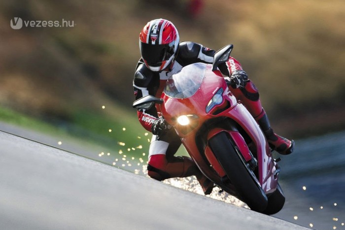 Két kerékre válthat az Audi 3 | Vezess Két kerékre válthat az Audi 3