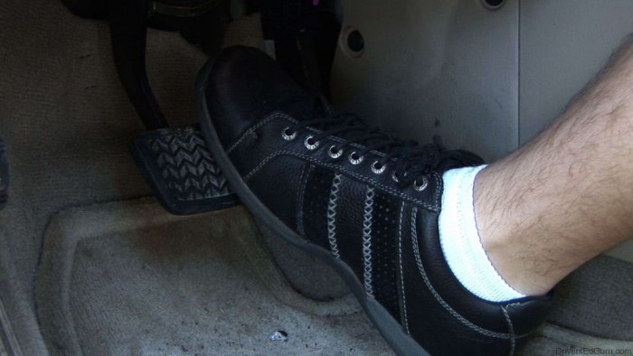 Vészfékezni csak kuplunggal! 6 | Vezess Automatánál nincs kuplungkérdés, tiporjuk a böszme pedált, és próbáljuk elkerülni a bajt