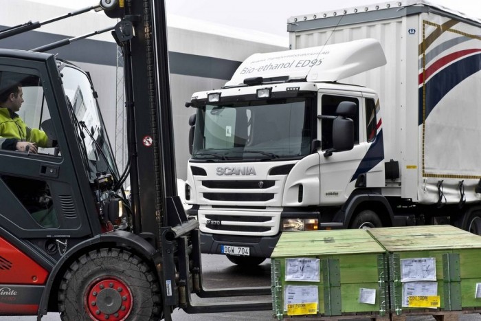 Alkoholban gondolkodik a Scania 4 | Vezess Alkoholban gondolkodik a Scania 4