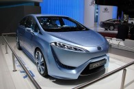 Toyota FCV-R hidrogénhajtással, üzemanyag cellákkal. Kár, hogy csak a Toyota kecsegtetett ilyesmivel