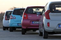 A Suzuki nagy előnye, hogy hátul is van ajtaja, ráadásul szériában. Feláruk a Picantóhoz 150 000 Ft, a Volkswagen év vége felé vezeti be az ötajtóst, míg a Kából és a Twingóból kizárólag háromajtós létezik