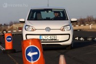 Közepes dőléssel, könnyedén veszi a szlalomozást a Volkswagen