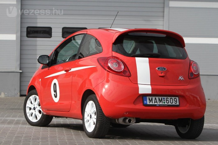 Igazán jót lehet autózni a legkisebb Forddal. Technikáját a FIAT 500 és a Panda adja