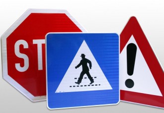 Közlekedési táblákkal sefteltek