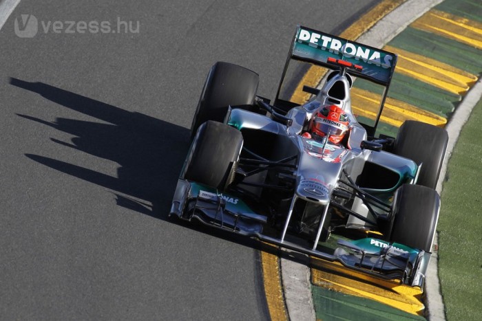 F1: Schumi megküzd a fotósokkal – videó