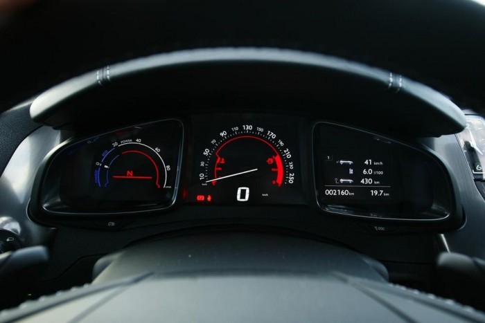 Gyógyír a német unalomra 8 | Vezess A bal oldalon fordulatszám helyett százalékokat találunk, a műszerek csak a gyújtás ráadása után vállnak láthatóvá