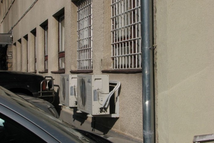 Klíma, hogy a nemzeti park igazgatósága nyáron is tudjon energiát pazarolni a gyalázatos szigetelésű épületben