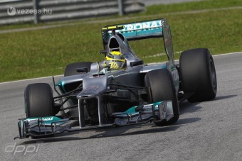 F1: A Mercedes bejelentkezett a pole-ért