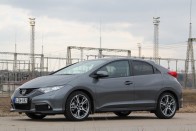 Íme, a kilencedik generációs Honda Civic. Olyan, mint elődje, csak eltűnt róla a nyílhegy-kilincs és a szamurájkard - nőtt viszont buboréklámpája hátul