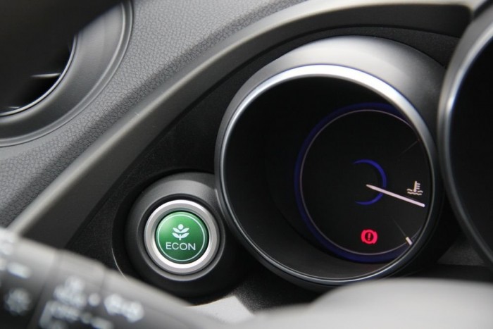Az ECON gomb érzéketlenebbé teszi a gázpedált és tájékoztató grafikont rajzol a monitorra arról, hogy milyen takarékosan vezetünk. Viszont végig ECON-ozva is nehéz 6,5-7 liter alá vinni a kocsi fogyasztását vegyes üzemben