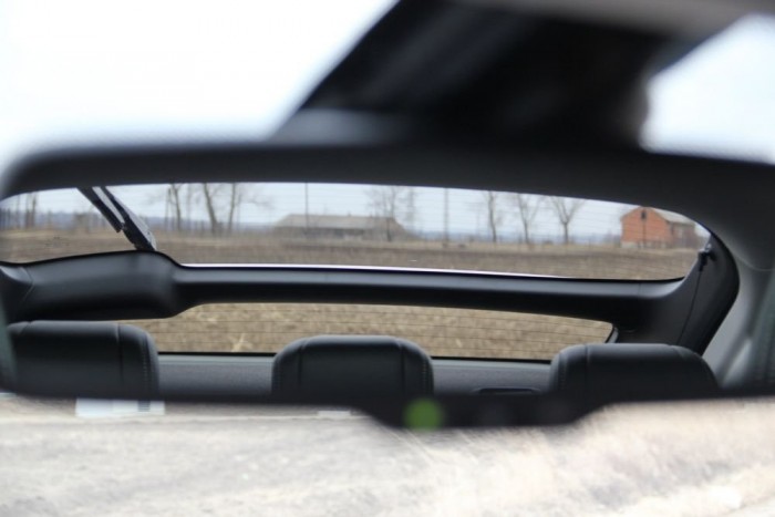 A kilátás hátra kicsit jobb lett, mint volt, de még így is vacak