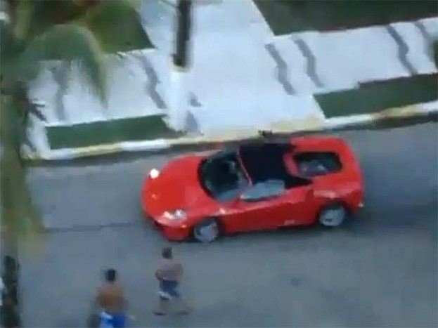 Karneválozók támadtak a Ferrarira