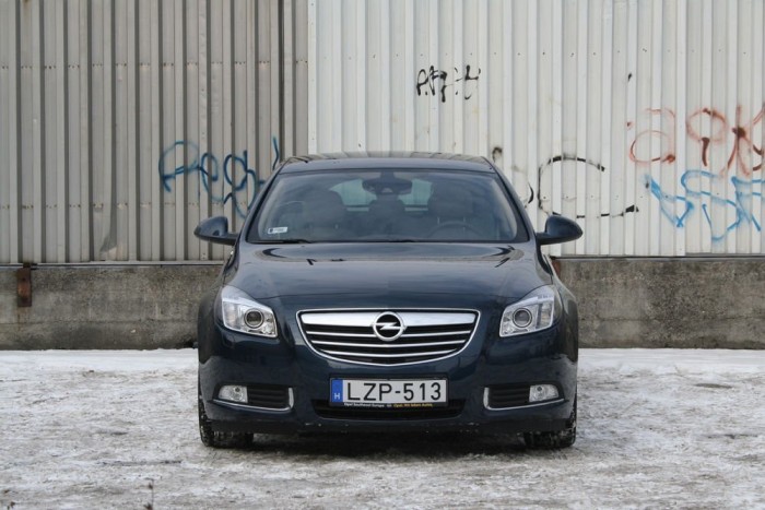 Az Insignia friss és elegáns megjelenése még mindig ütősebb, mint akármelyik Passat vagy Avensis a sokadik ráncfelvarrás után. 