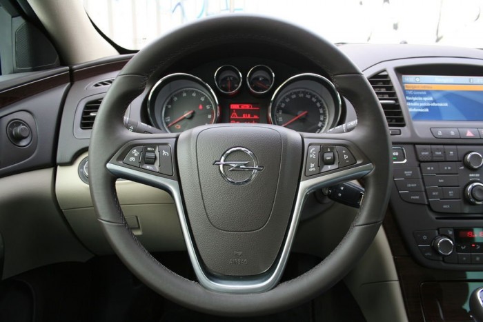 Az ütközésre figyelmeztető rendszert a kormányról érhetjük el, ezzel növelve kicsit a gombkáoszt 