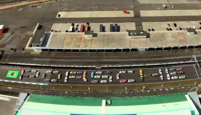 Óriás Porsche felirat 48 autóból