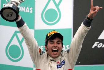 F1: Perez a kutyájának ajánlotta a sikerét