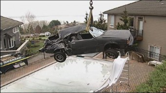 Medencébe zuhant a részeg autós