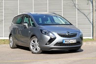 A világ talán legokosabb ülésrendszerével, elképesztő mennyiségű rakodóhellyel, vonzó formával, és csinos belsővel kacérkodik a családos emberekkel az Opel Zafira Tourer