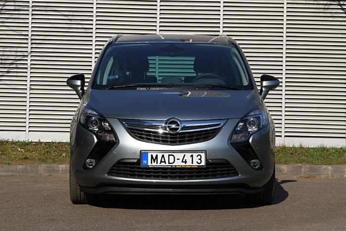 Szemből nem mindennapi látvány a Zafira