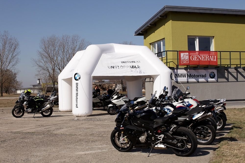 51397_400329_1000x700.jpg | Vezess | Vezess A kiskunlacházai reptéren van hely bőven motorozni