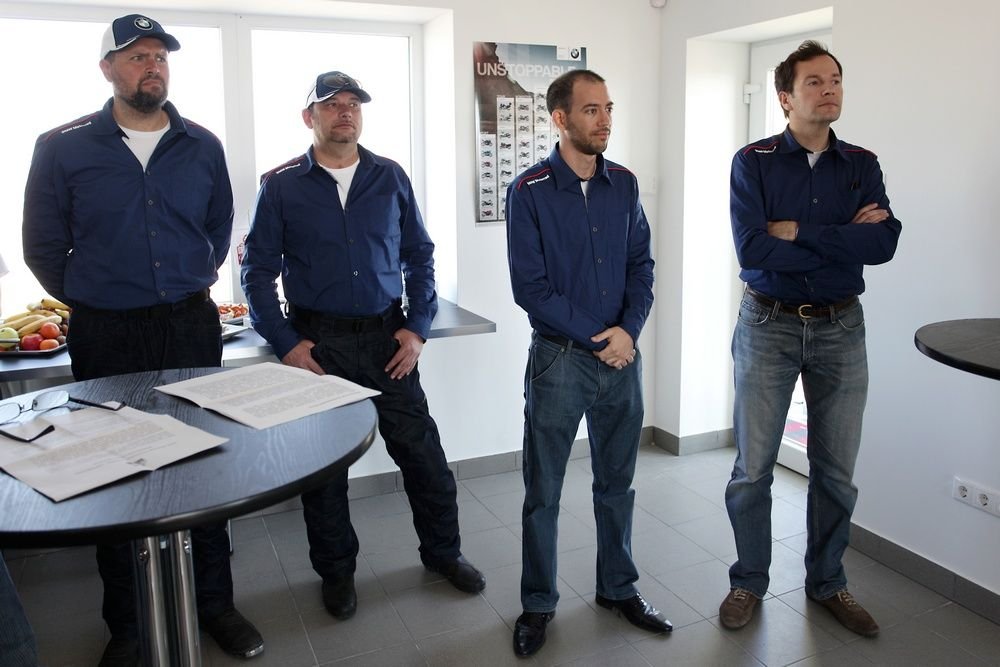 51397_400331_1000x700.jpg | Vezess | Vezess A trénerek, Jávor Dani, a BMW PR-ese és Paul de Courtois, a BMW Magyarország ügyvezetője - egyeningben