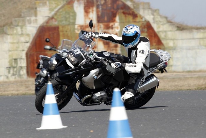 29 ezer forint három méter fékútért 7 | Vezess Különböző kanyarodási stílusokat is próbáltunk: ki tudja, mikor melyik jön majd jól az úton