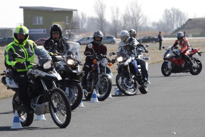 29 ezer forint három méter fékútért 8 | Vezess Szűk szlalom libasorban