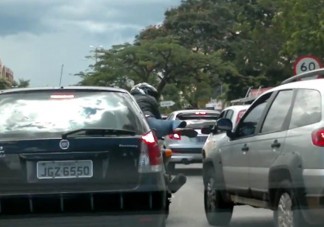 Rúgott a motoros, gázolt az autós