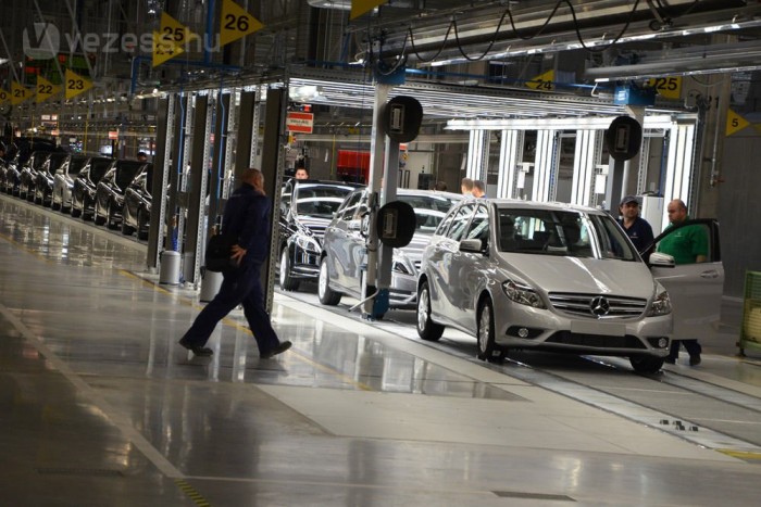 Négyajtós Mercedes-kupé készül Kecskeméten 6