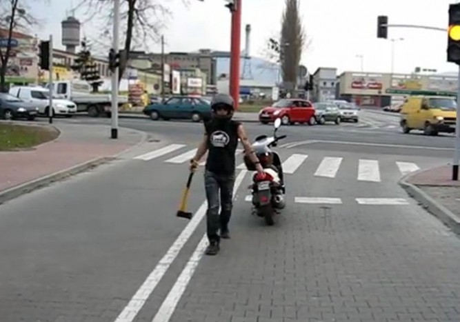 Baltával fenyegetett a robogós