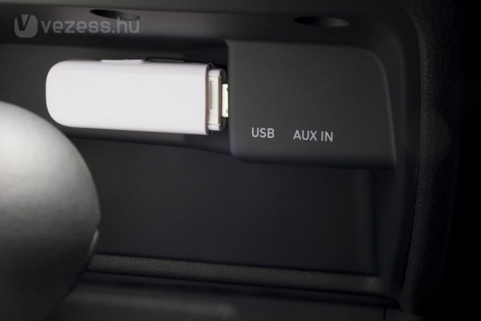 Van még új autó hárommillió alatt 11 | Vezess Továbbra is csak hasáb alakú és kisméretű pendrive-ot fogad be az USB-csatlakozó