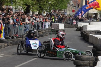 Villanymotoros diákautók összecsapnak