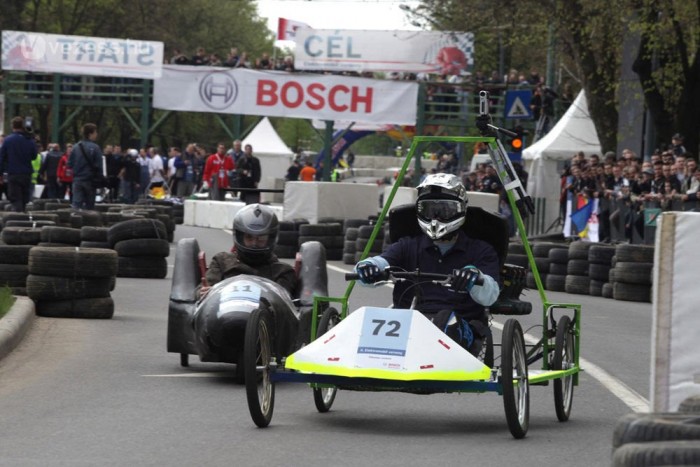 Villanymotoros diákautók összecsapnak 4