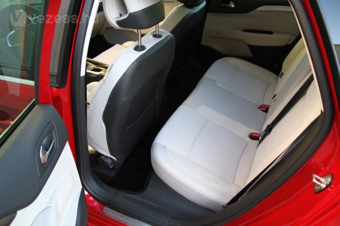 Közepes a hátsó lábtér, nem egy konkurens nyújt ennél többet