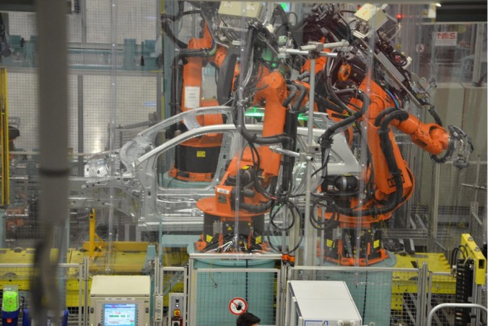 Luxusproblémák a Mercedes-gyárban Kecskeméten 6 | Vezess Kerítés, majd fóliafal választja el az emberektől a hegesztő-robotokat