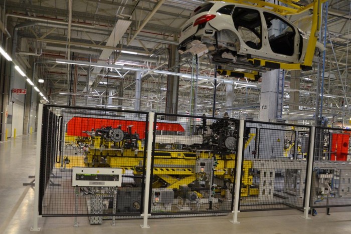 Luxusproblémák a Mercedes-gyárban Kecskeméten 9 | Vezess A házasításra érkezik az autó két fele