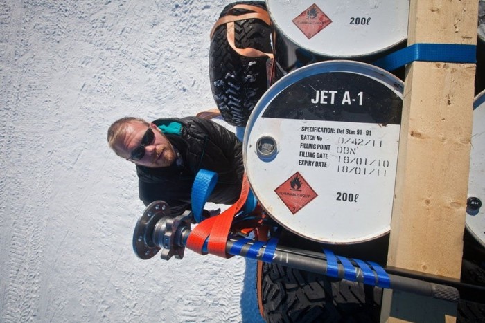 Repülőgép üzemanyaggal az Antarktiszra 8 | Vezess A nagy hidegben a mezei gázolajjal bajban lettek volna