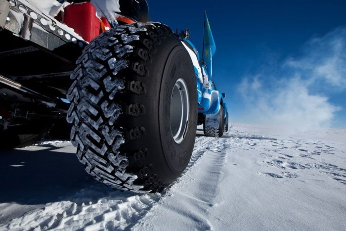 Repülőgép üzemanyaggal az Antarktiszra 7 | Vezess Speciális gumikkal hajtottak a hóra