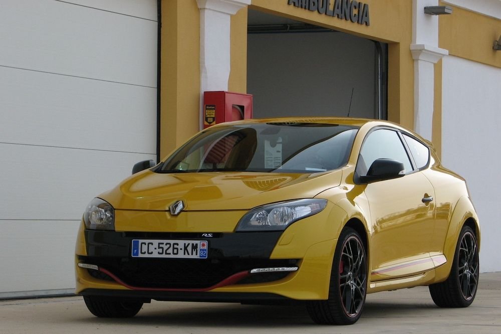 LED-ek és fekete betét a 2012-es Mégane RS-ben