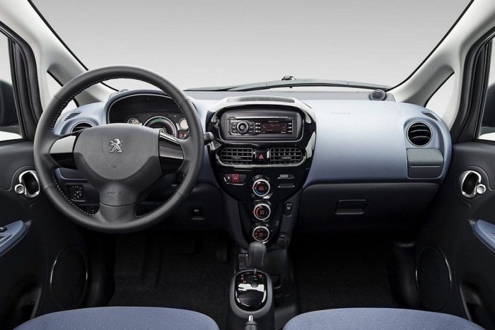 Puritán japán kisautó, ha ketten ülnek egymás mellé, vállban kicsit szorít