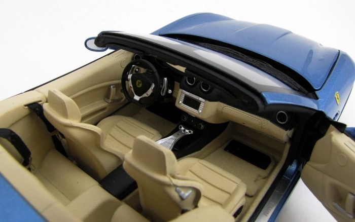 Az ülések felső részén van egy kis sorja, a varrásimitáció el van túlozva