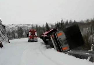 Egy kamion sokkoló zuhanása